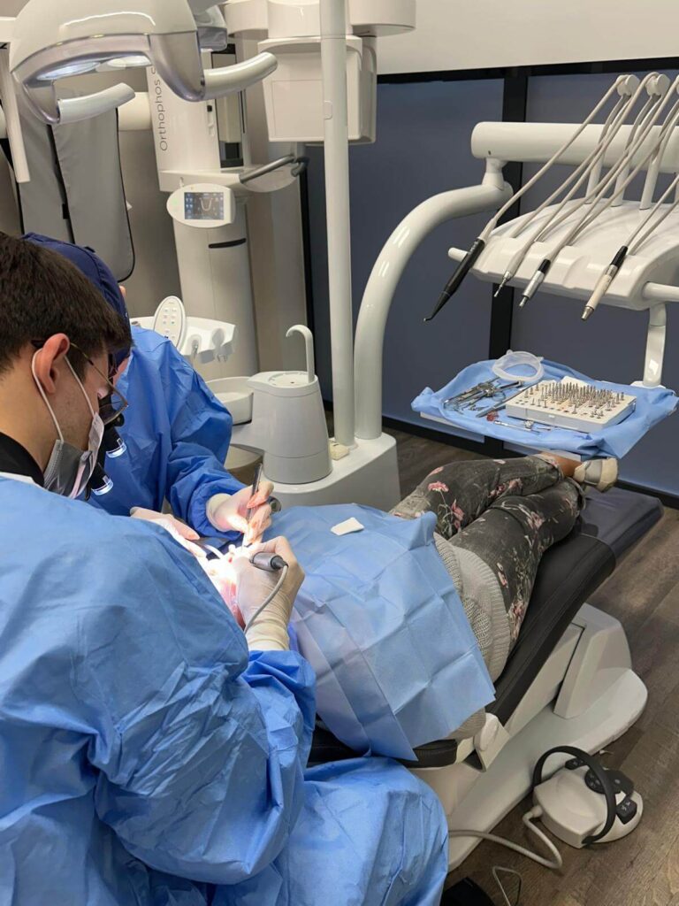 zabieg wszczepienia implantów w łodzi