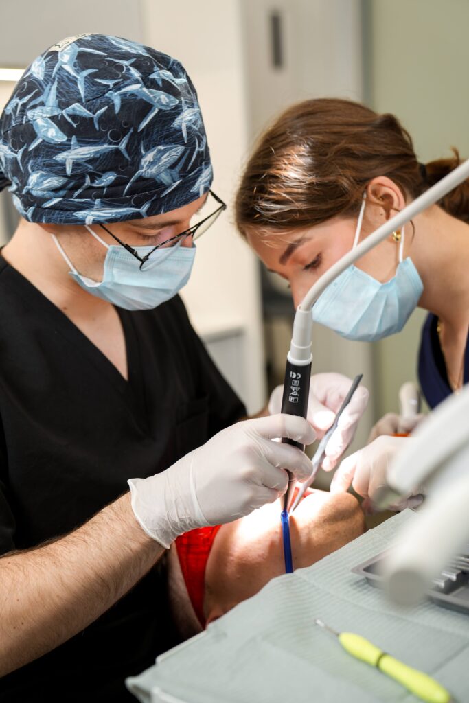 zabieg stomatologiczny w klinice Dental Room